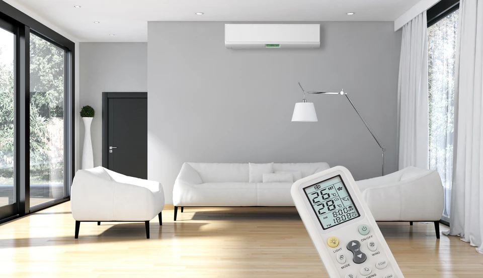 Salon moderne avec climatiseur mural et télécommande au premier plan