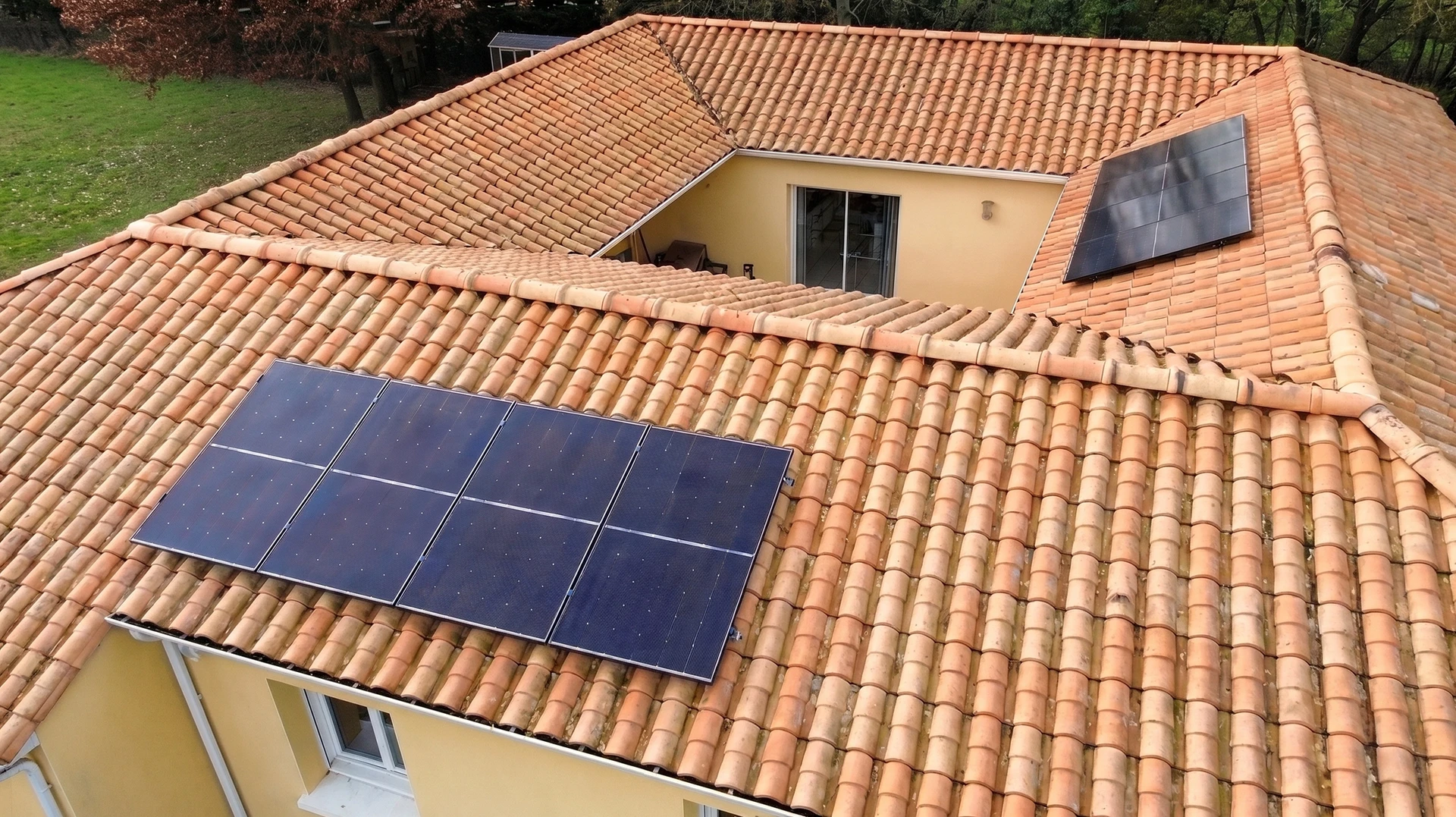 Panneaux photovoltaïques installés sur le toit d'une maison