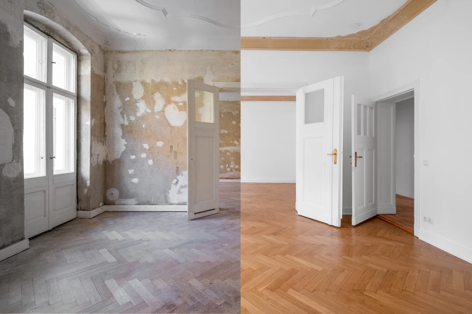 Photographie réaliste en intérieur d'un chantier résidentiel montrant trois artisans de corps de métier différents (un plombier, un électricien et un plaquiste) travaillant ensemble dans une pièce. Chacun effectue sa tâche spécifique (installation de tuyauterie, pose de fils électriques, travail de plâtrerie) dans une ambiance de collaboration et de coordination. Les professionnels portent leurs vêtements de travail respectifs et sont visiblement impliqués dans leurs interventions croisées. La scène capture l'essence de la synergie multimétier sans texte ni logo.