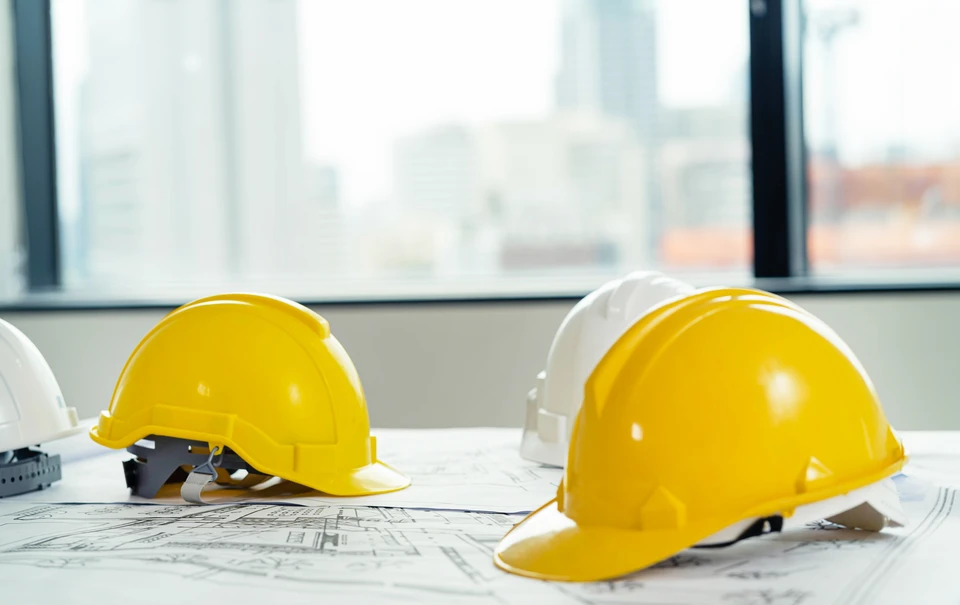 Extérieur résidentiel avec professionnel utilisant caméra thermique infrarouge sur maisons individuelles